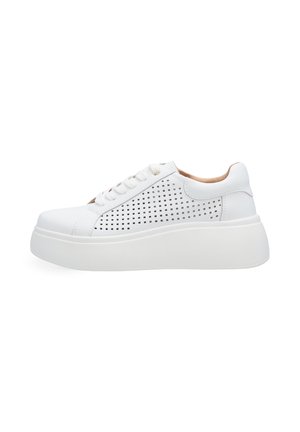 Weißer Plateau-Sneaker mit perforierten Seitenpaneelen, Schnürung vorne und dicker Sohle auf schlichte weißem Hintergrund.