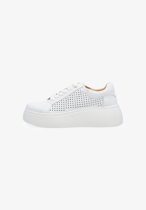 Witte plateau sneaker met geperforeerde zijpanelen, veters aan de voorkant en dikke zool op een effen witte achtergrond.