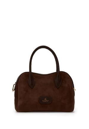 Sac à main en daim marron foncé avec des poignées arrondies sur le dessus et une petite pièce en cuir avec un logo doré sur le devant.