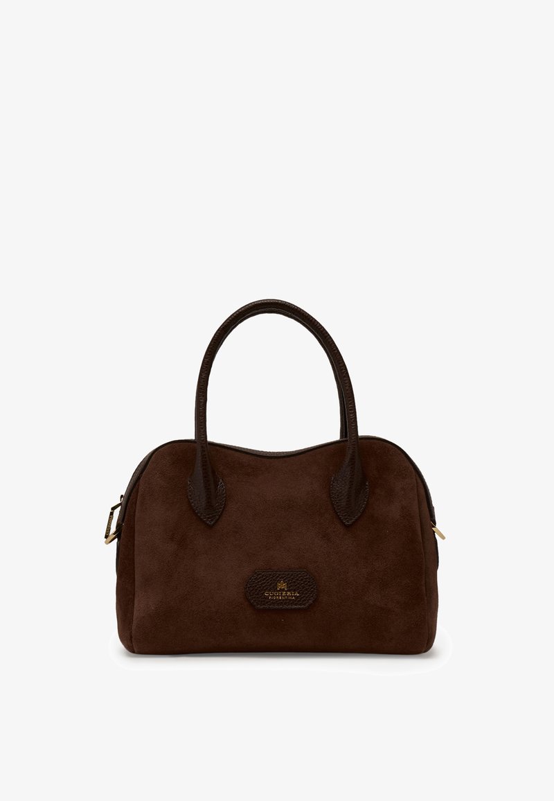 Sac à main en daim marron foncé avec des poignées arrondies sur le dessus et une petite pièce en cuir avec un logo doré sur le devant.