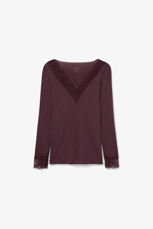 Vínově červený top s dlouhým rukávem, hlubokým výstřihem do V s krajkovým lemováním a krajkovými detaily na manžetách, vyrobený z měkké, texturované látky.