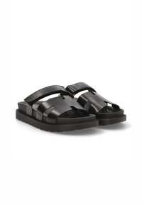 Sandalias de cuero negro con dos correas anchas y diseño de punta abierta. Suela de goma negra texturizada para mayor agarre. Estilo minimalista y moderno.
