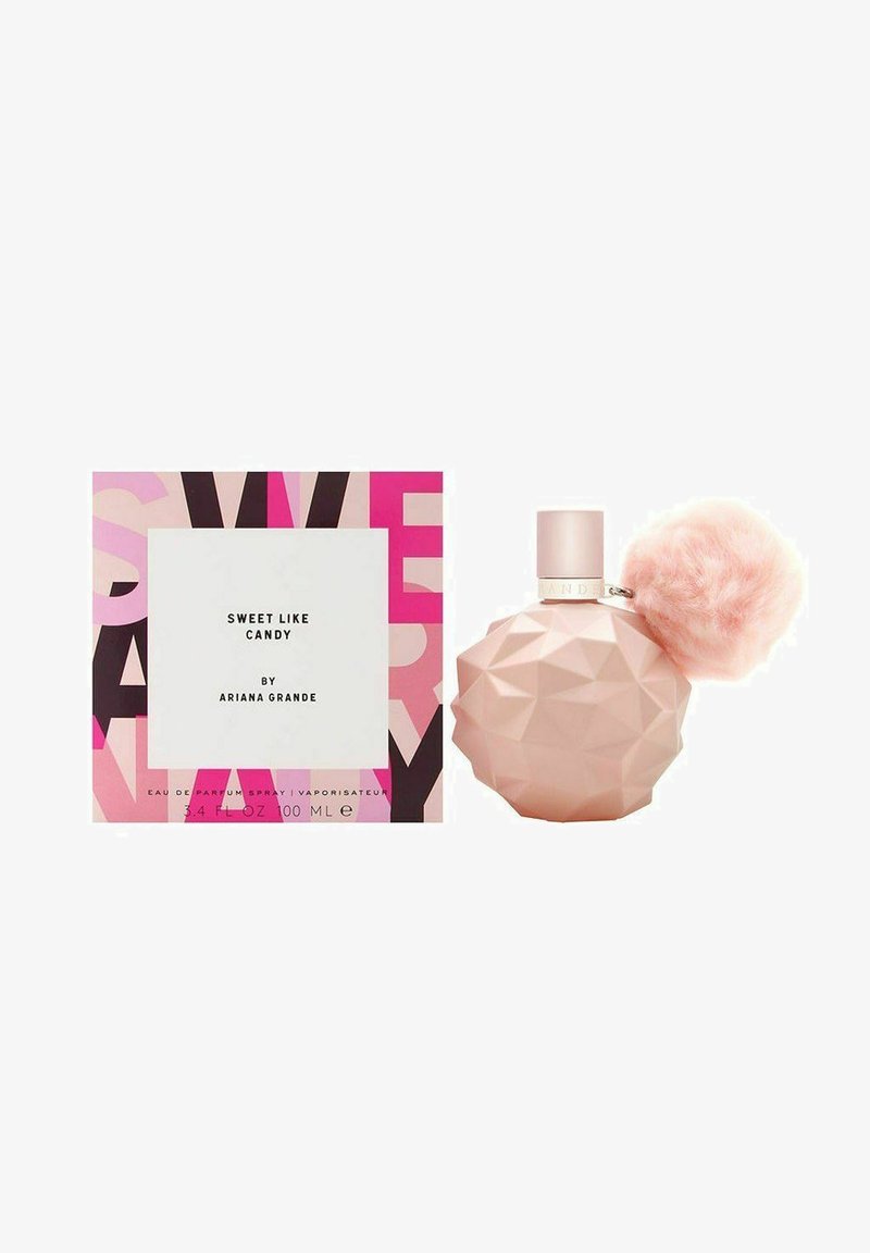 Vaaleanpunainen, monitahoisista muodoista valmistettu "Sweet Like Candy" -tuoksupullo, jossa on pehmeä vaaleanpunainen pompomi-akkentti. Sisältää valkoisen ja vaaleanpunaisen kuvioidun laatikon.