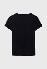 T-shirt noir à manches courtes avec un col rond et une texture lisse et unie. Aucun motif ou accent visible au dos.