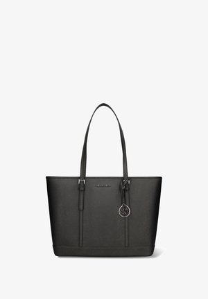 Zwarte veganistische leren shopper met twee schouderbanden, een platte bodem, verticale naden en een ronde metalen logohanger eraan bevestigd.