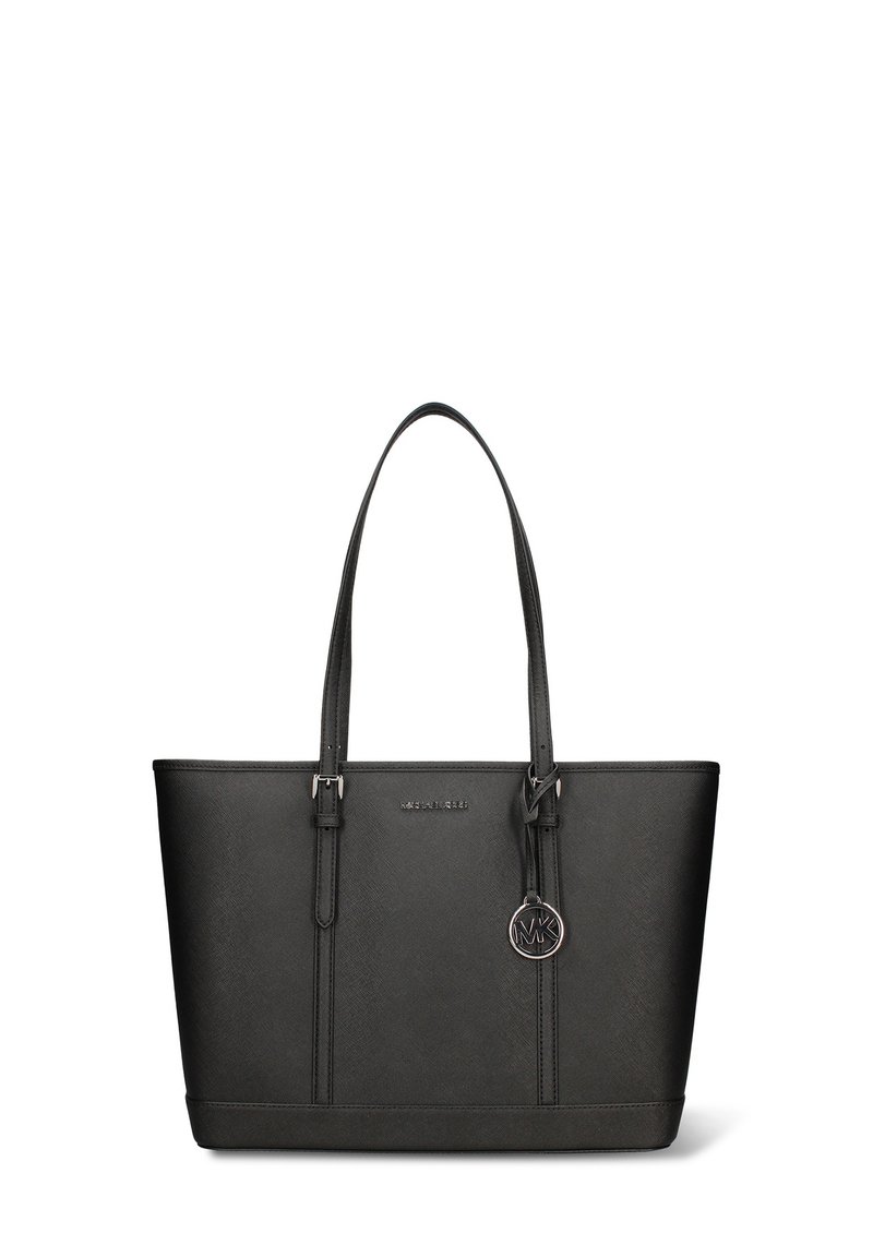 Zwarte veganistische leren shopper met twee schouderbanden, een platte bodem, verticale naden en een ronde metalen logohanger eraan bevestigd.