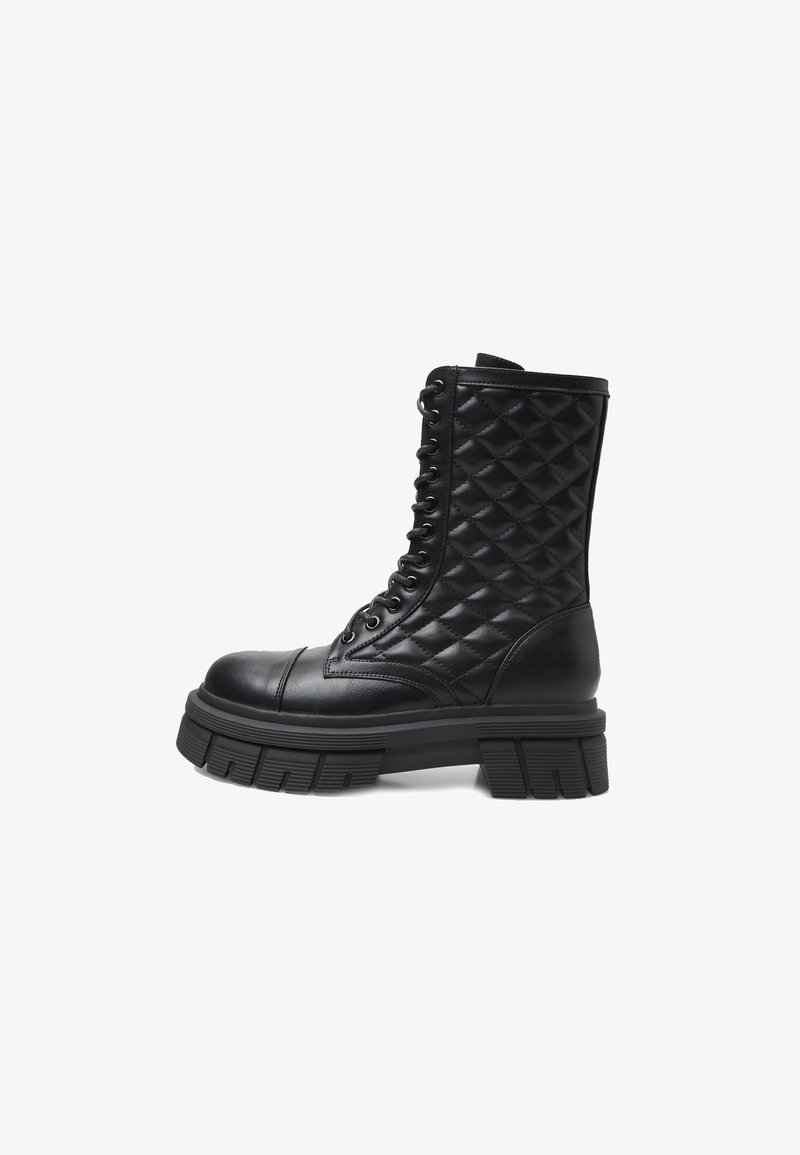 Schwarzer Lederkampfstiefel mit einem gesteppten Design, Schnürverschluss, runder Zehenpartie und einer klobigen, strukturierten Plattformsohle.