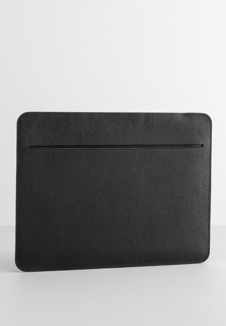 Schwarze Ledertasche für Tablets mit glatter Textur. Verfügt oben über einen horizontalen Schlitz für einfachen Zugang. Einfaches, rechteckiges Design.