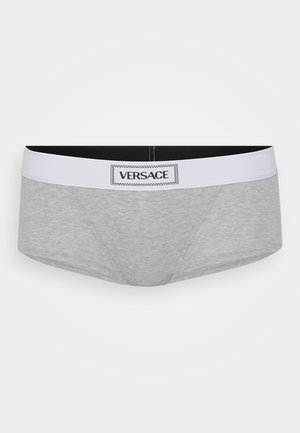 Boxer cortos de mezcla de algodón grises con una cinturilla elástica en blanco y negro que presenta una etiqueta central con el logotipo de Versace. Textura suave, diseño ajustado.
