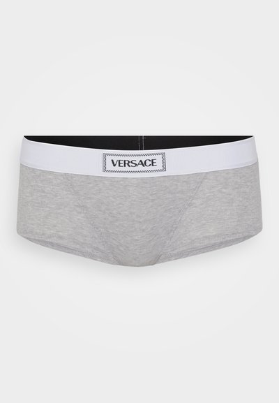Szürke pamut keverék boxer alsónadrág fekete-fehér elasztikus derékkal, középen Versace logóval. Simának tűnő textúra, testhezálló fazon.