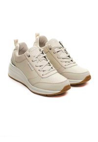 Scarpe da ginnastica beige con pannelli in rete testurizzata, lacci e suole in gomma. Presentano dettagli metallici sul tallone e un design imbottito.