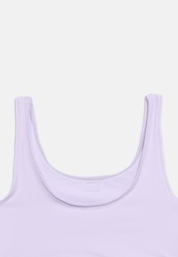 Ανοιχτό μωβ αμάνικη φανέλα με φαρδιές τιράντες και στρογγυλή λαιμόκοψη, τοποθετημένη επίπεδη σε λευκό φόντο.