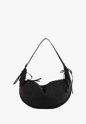 Bolso de tela negra para el hombro con forma redondeada, superficie texturizada y lazos ajustables en cada lado. Cuenta con una única correa fina.