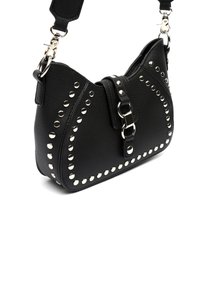Borsa a spalla in pelle nera con accenti di borchie argentate, una patta frontale con fibbia e una tracolla regolabile. Superficie texturizzata con design curvato.