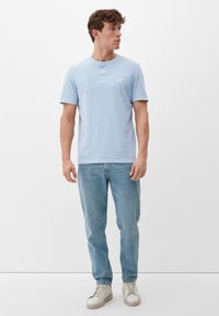 s.Oliver MIT HENLEY-AUSSCHNITT - Navadna majica - hellblau