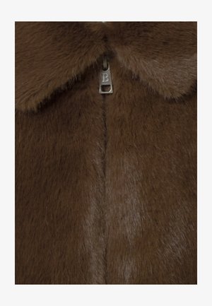 Abrigo marrón de piel sintética con textura suave, que cuenta con un cuello redondeado y un cierre de cremallera adornado con una etiqueta metálica marcada con una "B".