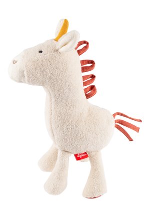 Weiches beiges Plüschgiraffenspielzeug mit orangefarbener Stoffmähne und Schwanzstreifen, kleinen schwarzen Augen und vier aufrecht stehenden Beinen.