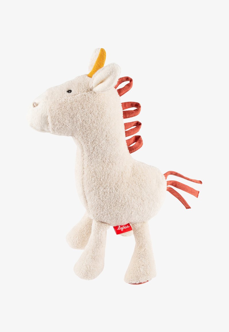 Giocattolo giraffa in peluche morbido beige con criniera e strisce di tessuto arancione sulla coda, piccoli occhi neri e quattro zampe in posizione eretta.