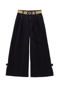 I pantaloni neri a gamba larga presentano una cintura testurizzata dorata con una fibbia decorativa a forma di fiocco. Il tessuto è liscio, con dettagli a fiocco laterali all'orlo.