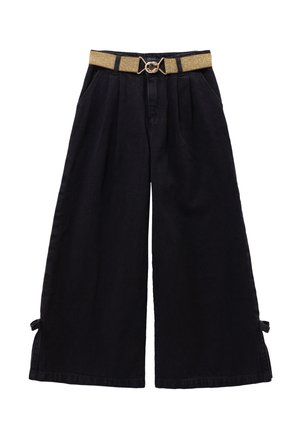 I pantaloni neri a gamba larga presentano una cintura testurizzata dorata con una fibbia decorativa a forma di fiocco. Il tessuto è liscio, con dettagli a fiocco laterali all'orlo.