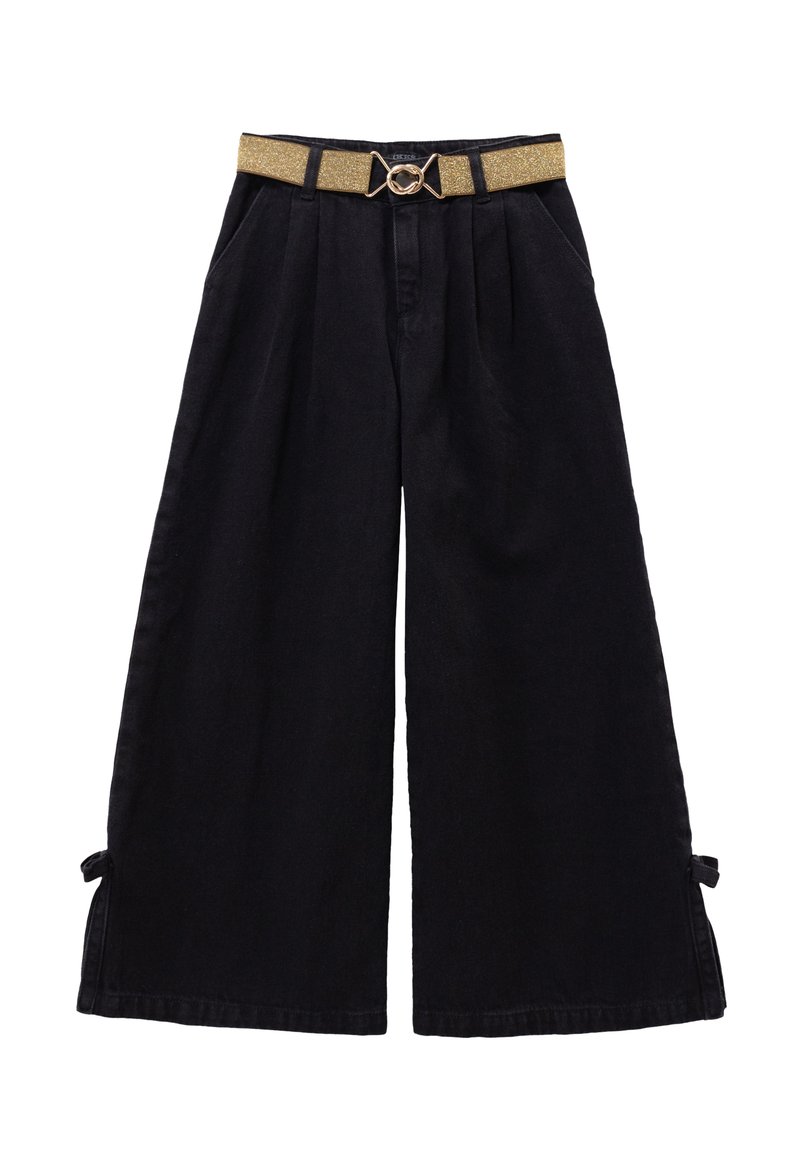 I pantaloni neri a gamba larga presentano una cintura testurizzata dorata con una fibbia decorativa a forma di fiocco. Il tessuto è liscio, con dettagli a fiocco laterali all'orlo.