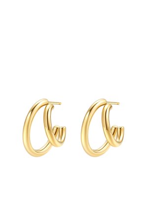 Paire de boucles d'oreilles créoles dorées brillantes avec un design à double boucle torsadée et des attaches à tige pour oreilles percées sur fond blanc.