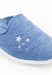 Pantofole in tessuto blu con superficie testurizzata, suola in gomma bianca e dettaglio di ricamo a stella dorata. Modello slip-on con punta arrotondata.