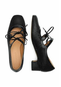 Czarne buty na niskim obcasie o fakturze krokodyla, z kwadratowymi noskami i cienkimi paskami do wiązania na górze, przedstawione z widoku z góry i z boku.