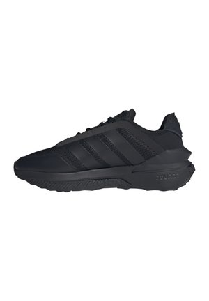 Chaussure de sport noire avec tige en maille, trois bandes latérales, semelle rembourrée étiquetée "Bounce" et semelle extérieure texturée, présentée en profil latéral.