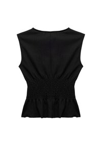 Top negro con una tela texturizada, cintura smock y dobladillo peplum. Tiene un diseño de hombros anchos y un escote redondeado.