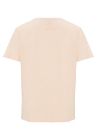 Vaalean persikanvärinen lyhythihainen t-paita, jossa on pyöreä kaula-aukko ja pehmeä, sileä pinta. Ei merkittäviä kuvioita tai yksityiskohtia näkyvissä.