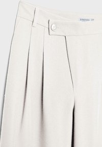 Lichtbeige, hoge taille broek met plooien, een tailleband met knopen en een maataanduiding EU 36, USA 4.