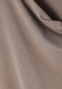 Tessuto liscio color taupe con una leggera lucentezza e morbide pieghe naturali che creano ombre delicate e una texture interessante.