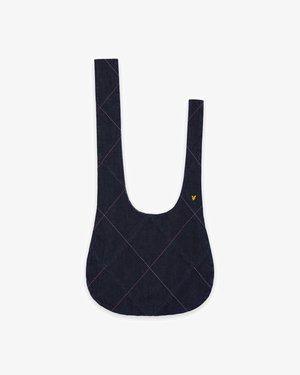 Dunkelblaue Denim-Tasche mit runder Form, die ein diagonales, gestepptes Muster mit roten Zierstichen und einem kleinen gelben Logo aufweist. Zwei lange Träger.