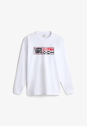 Witte longsleeve shirt met een zwart en rode "VANS OFF THE WALL" graphic op de voorkant, voorzien van een dambordpatroon en een ronde hals.