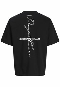 Sort bomulds t-shirt med et iøjnefaldende hvidt tekstdesign på ryggen, der inkluderer "Project Care" og "UNIVERSAL STANDARD."