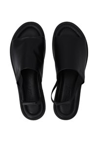 Zwarte slide sandalen van glad leer, met een brede band, textuur in de binnenzool en rubberen outsole. Eenvoudig ontwerp met elastische zijkanten.