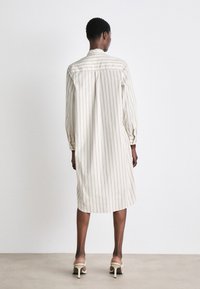 Mads Nørgaard YARPO CRISSY DRESS - Kreklkleita - silver birch