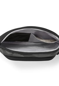 Pungă din țesătură neagră, cu o textură netedă, închidere cu fermoar și multiple compartimente interioare, inclusiv un buzunar lateral cu accente metalice.