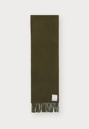 Écharpe rectangulaire vert foncé avec extrémités à franges et une petite étiquette blanche de marque près d'une frange, posée à plat sur un fond clair.