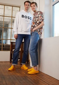 BOSS TITANIUM UNISEX - Mulas - open yellow