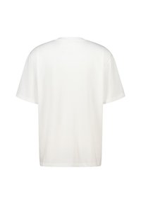 Camiseta blanca de algodón con mangas cortas, un escote redondo y corte recto. Textura suave sin patrones ni acentos visibles.