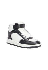 Sneaker alto con un design in pelle bianca e nera, chiusura con lacci frontali, cinturino in velcro, suola in gomma e dettagli perforati.