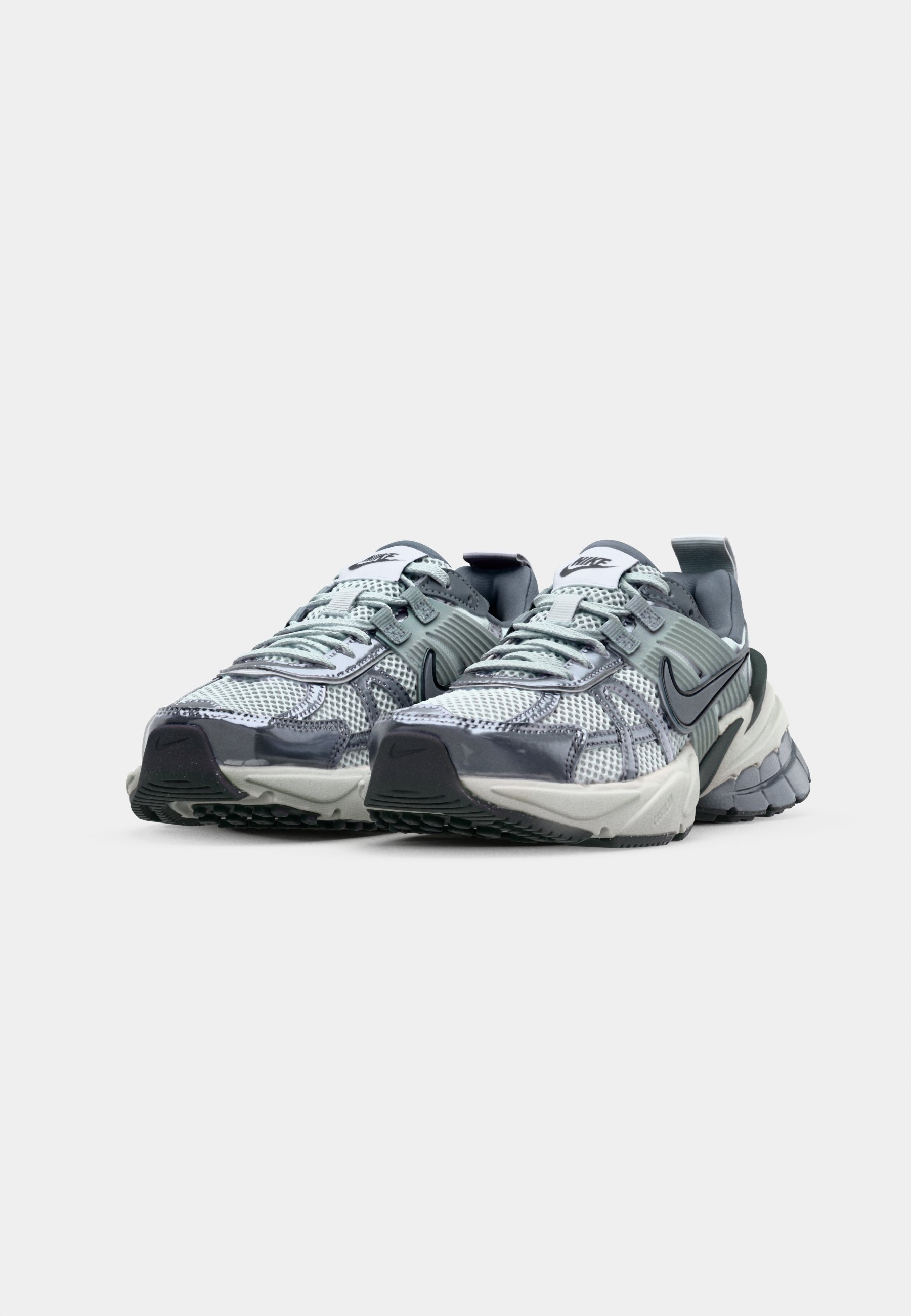Nike Sportswear V2K RUN - Trainers - pure platinum/metallic
