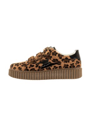 Baskets à imprimé léopard avec une semelle épaisse en cuir brun, présentant un matériau texturé et des accents noirs brillants au niveau du talon et des côtés.