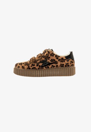 Baskets à imprimé léopard avec une semelle épaisse en cuir brun, présentant un matériau texturé et des accents noirs brillants au niveau du talon et des côtés.
