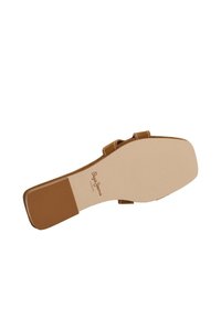 Bruine platte sandaal met twee verstelbare banden, een textuurzool en een glad voetbed. Logo gedrukt in een contrasterende kleur op de onderkant.