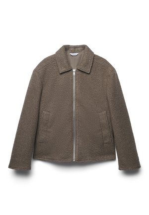 Giacca in pile marrone con chiusura a zip sul davanti, colletto a punta e due tasche laterali. Presenta un tessuto testurizzato e un design a taglio dritto.