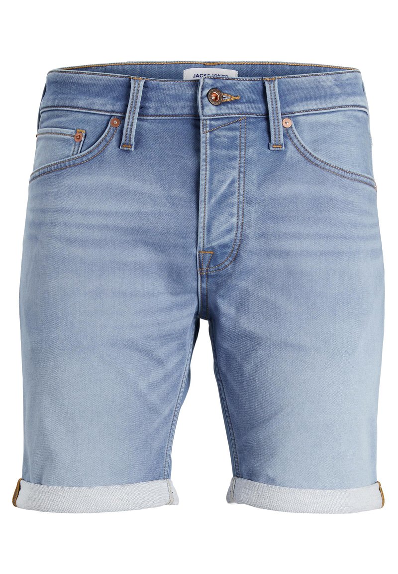 Pantalones cortos de mezclilla azul claro con un acabado ligeramente desteñido, dobladillos enrollados y costuras visibles. Presenta bolsillos frontales estándar y cierre de botón.