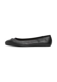 Sorte lær ballet flats med rund tå, med en smal elastisk kant og subtile dekorative detaljer på overflaten.